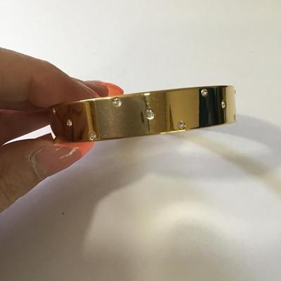Beautiful gold toned, rhinestone bangle bracelet in very good condition