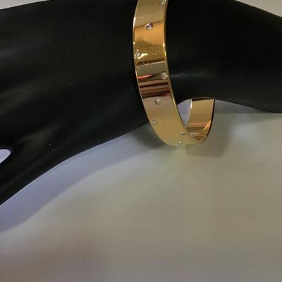 Beautiful gold toned, rhinestone bangle bracelet in very good condition