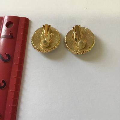 Vintage very nice clip on earrings
