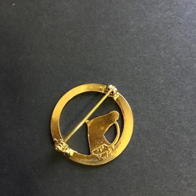 Gold tone horse brooch