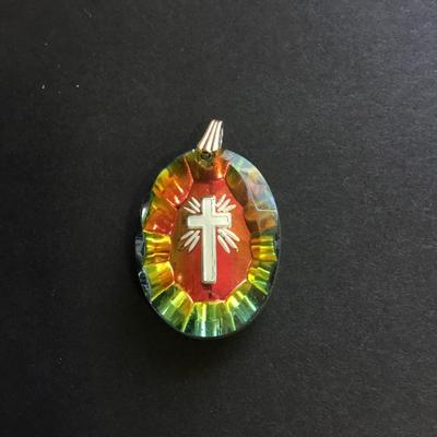 Illuminated pendant cross