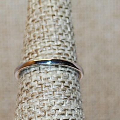 Size 6 Iridescent BLUE/GREEN Single Round Stone Ring with "Branch" Style Accents on a Silver Tone Band (2.9g)