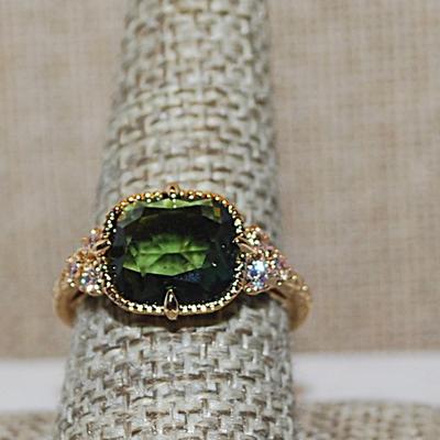 Size 9 Smoky GREEN Beveled & Rounded Square Main Stone with Triple Sides Stones on a Gold Tone Band (5.0g)