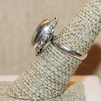 Size 7 Marked .925 Oval Shaped & Swirled Rope Surround GOLD PYRITE Gemstone Ring on a Silver-Plated Band (6.0g)