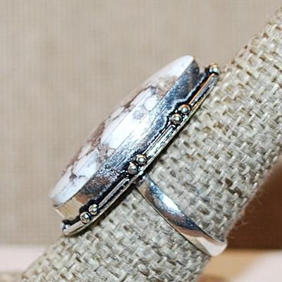 Size 8½ Long PEAR Shaped BROWNS on WHITE Colored Agate Gemstone Ring on a Silver Tone Band (7.8g)