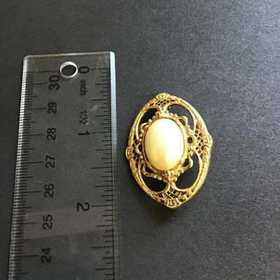 Vintage gold tone brooch pin