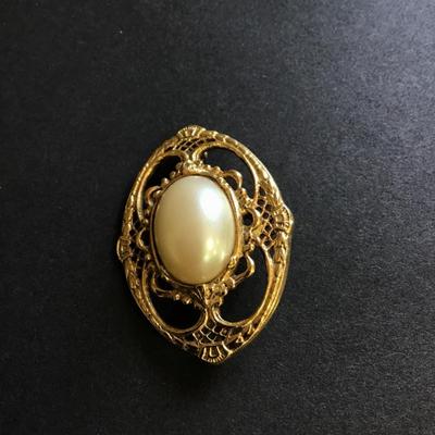 Vintage gold tone brooch pin