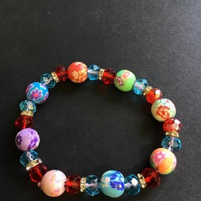 Stretch bracelet with faceted beads
