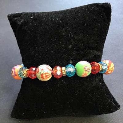 Stretch bracelet with faceted beads