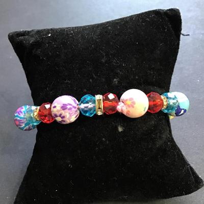 Stretch bracelet with faceted beads