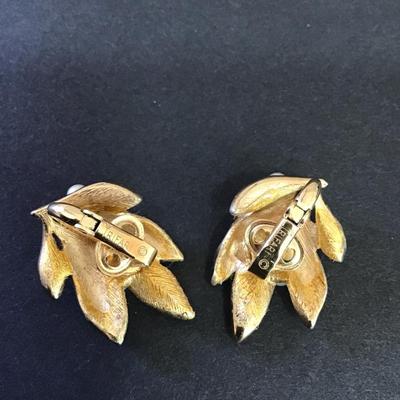 Vintage signed crowns for furry photo pearl gold tone clip on earrings in excellent condition