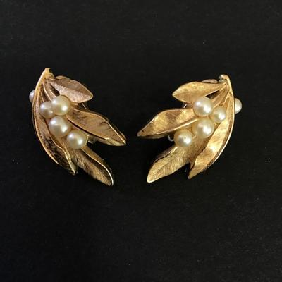 Vintage signed crowns for furry photo pearl gold tone clip on earrings in excellent condition