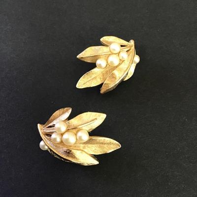 Vintage signed crowns for furry photo pearl gold tone clip on earrings in excellent condition