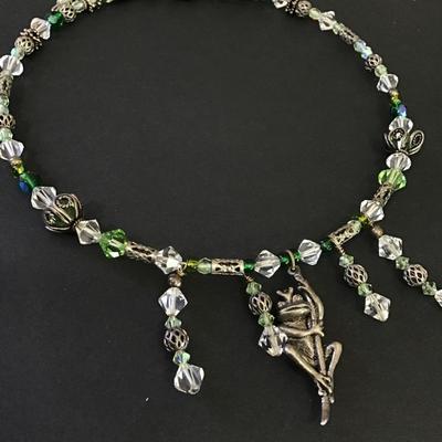 Beautiful crystal silver tone does not stick to magnet collar, choker dangle necklace