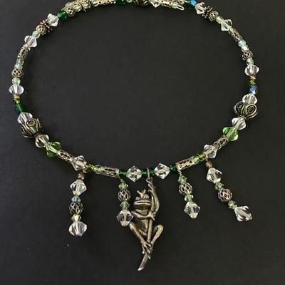 Beautiful crystal silver tone does not stick to magnet collar, choker dangle necklace