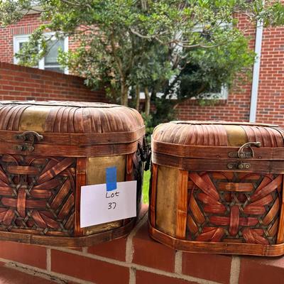 Pair of graduating baskets with lids