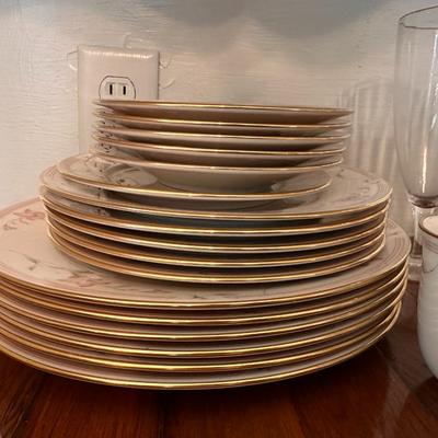 Lenox Metropolitan collection Coral Springs fine china 6 places with glassware