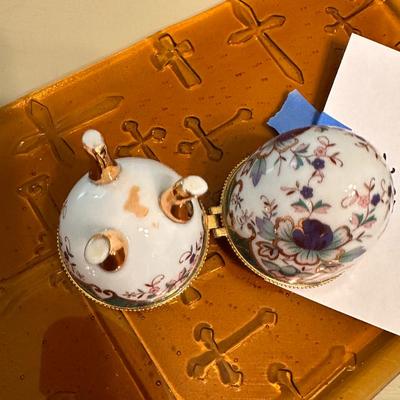 Dining room lot - Glass plate and porcelain egg