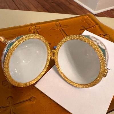 Dining room lot - Glass plate and porcelain egg