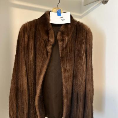 Women’s fur jacket - See photos for measurements