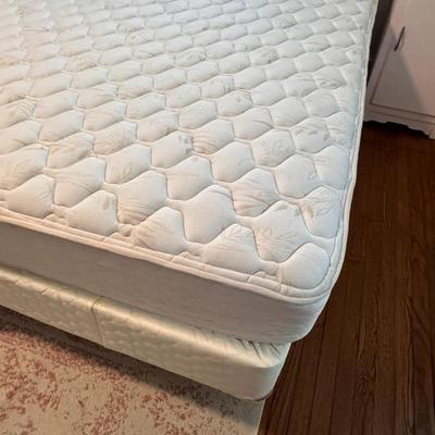 Hollander Sleep Products King bed - Mattress, box springs, bed frame, and Headboard