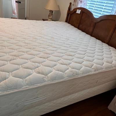 Hollander Sleep Products King bed - Mattress, box springs, bed frame, and Headboard