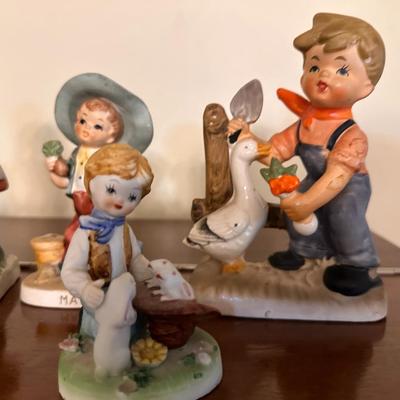 Contents of Curio Cabinet - 6pc Ceramic Lot