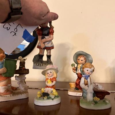 Contents of Curio Cabinet - 6pc Ceramic Lot