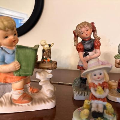 Contents of Curio Cabinet - 6pc Ceramic Lot