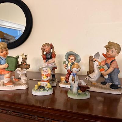 Contents of Curio Cabinet - 6pc Ceramic Lot
