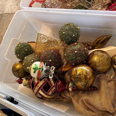 Table lot of all totes and holiday decor