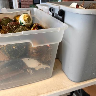 Table lot of all totes and holiday decor