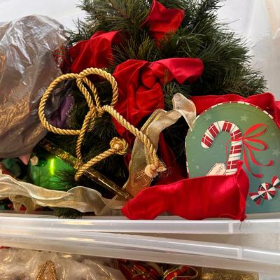 Table lot of all totes and holiday decor
