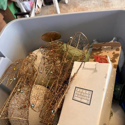 Table lot of all totes and holiday decor