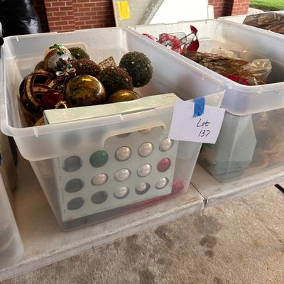 Table lot of all totes and holiday decor