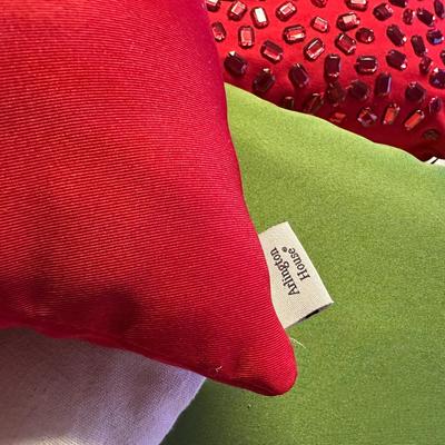 Mixed lot of decorative throw pillows