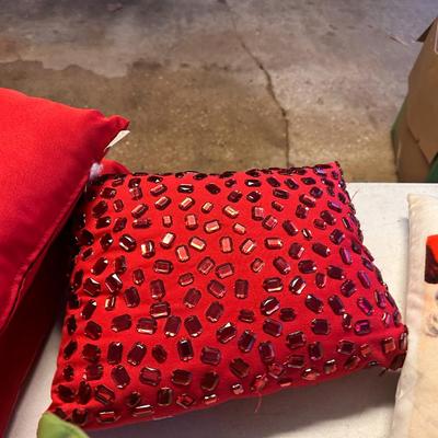 Mixed lot of decorative throw pillows