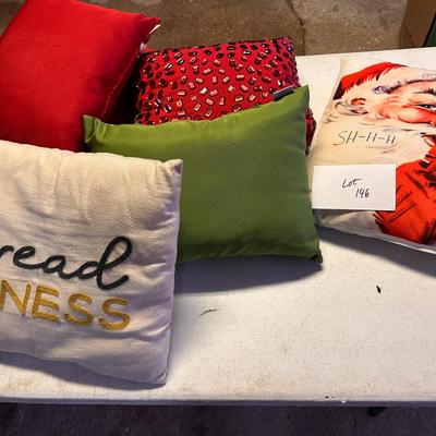 Mixed lot of decorative throw pillows