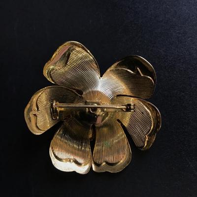 Gold tone flower brooch