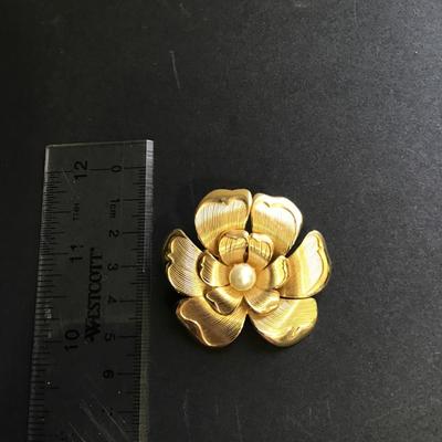 Gold tone flower brooch