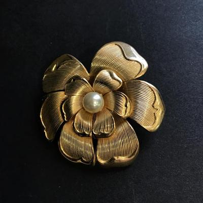 Gold tone flower brooch