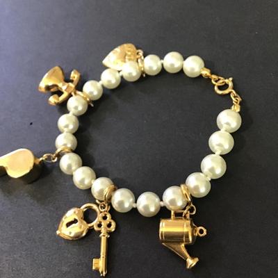 Super cute very nice faux pearl vintage, gold, toned charm bracelet