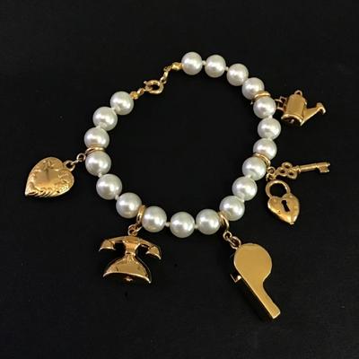 Super cute very nice faux pearl vintage, gold, toned charm bracelet