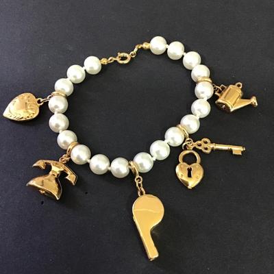 Super cute very nice faux pearl vintage, gold, toned charm bracelet
