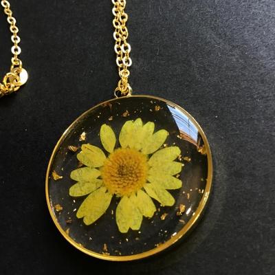 Pretty Gold toned marigold flower pendant necklace