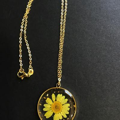 Pretty Gold toned marigold flower pendant necklace