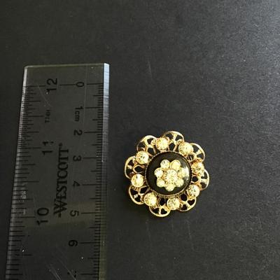 Gold tone flower brooch