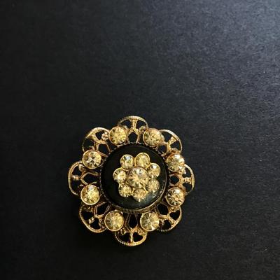 Gold tone flower brooch