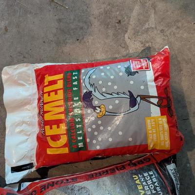 Small Bags Of Quikrete Gator Dust & Ice Melt