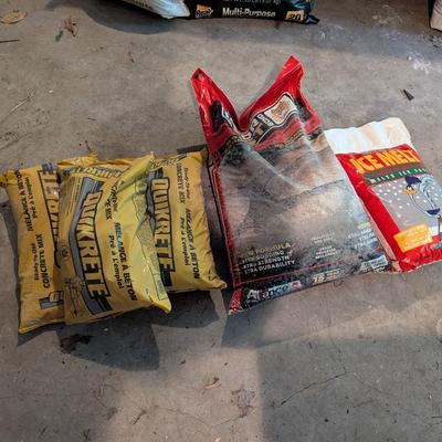 Small Bags Of Quikrete Gator Dust & Ice Melt